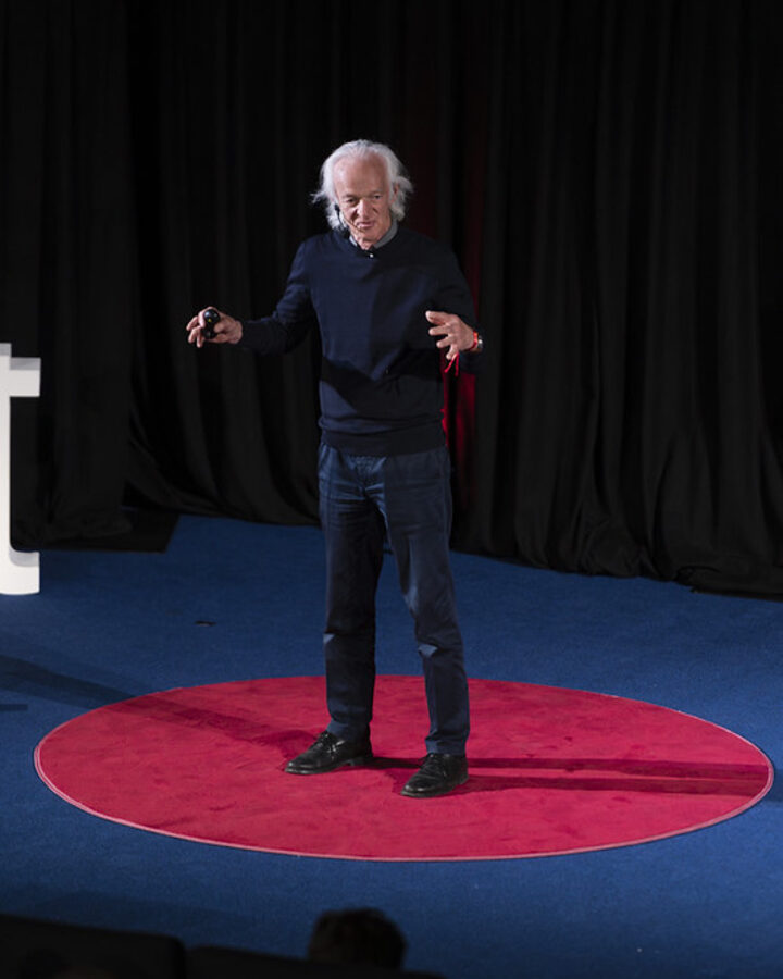 Ernst Zürcher sur la scène du TEDxDelémont 2026