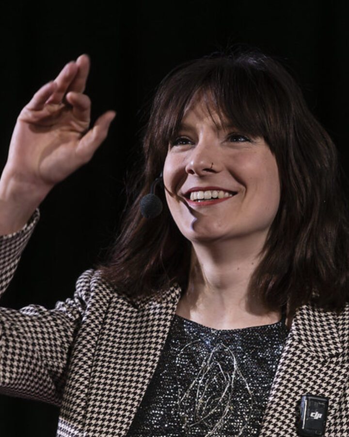 Eve Mittempergher sur la scène du TEDxDelémont 2026