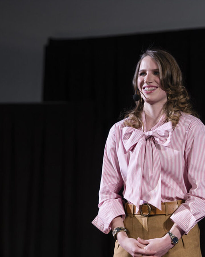 Janel Fluri sur la scène du TEDxDelémont 2026