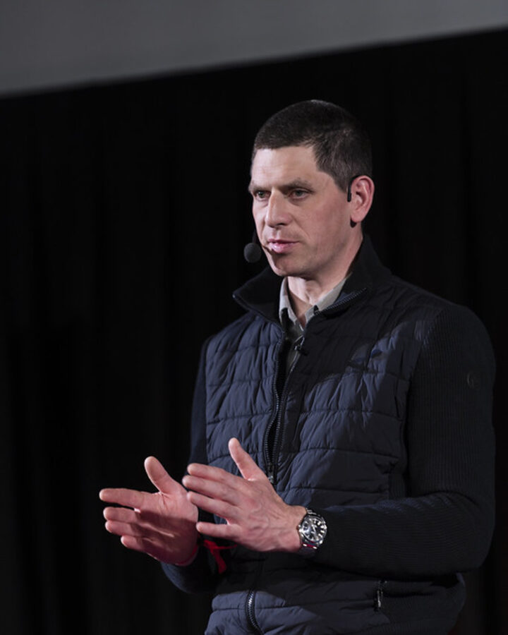 Jérémy Desbraux sur la scène du TEDxDelémont 2026