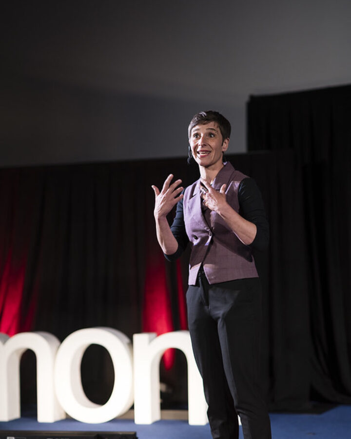 Laure Donzé sur la scène du TEDxDelémont 2026