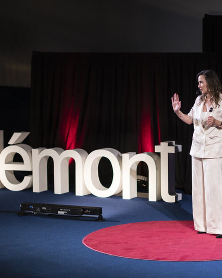 Marielle Byworth sur la scène du TEDxDelémont 2026