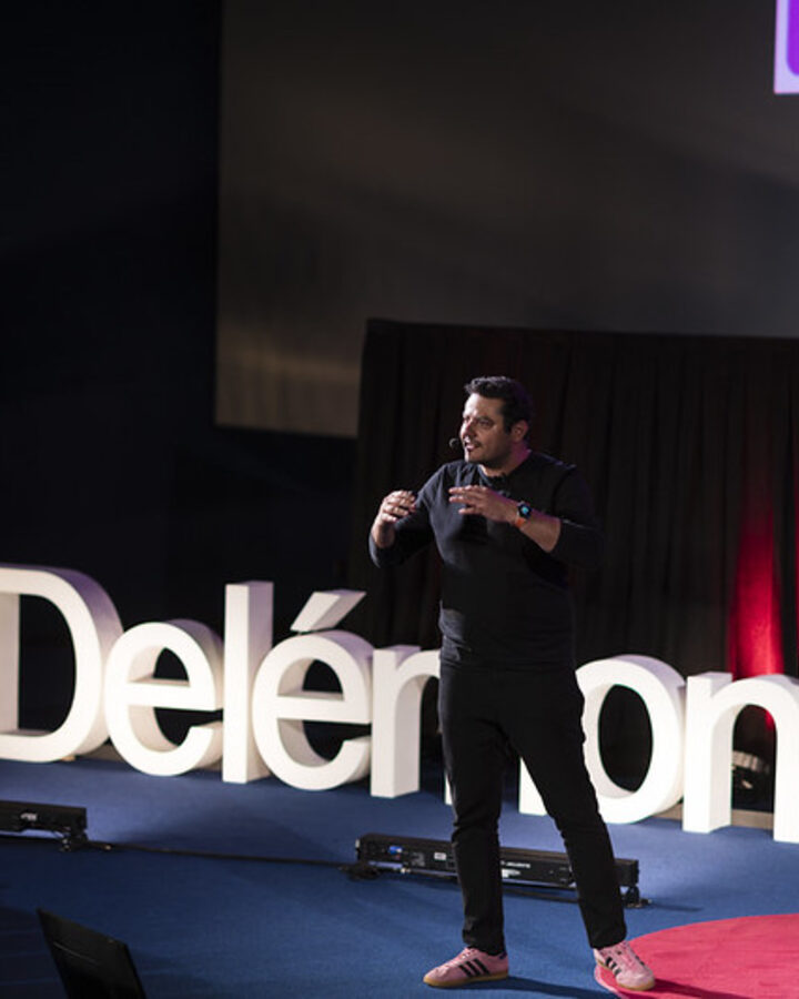 Pascal Meyer sur la scène du TEDxDelémont 2026