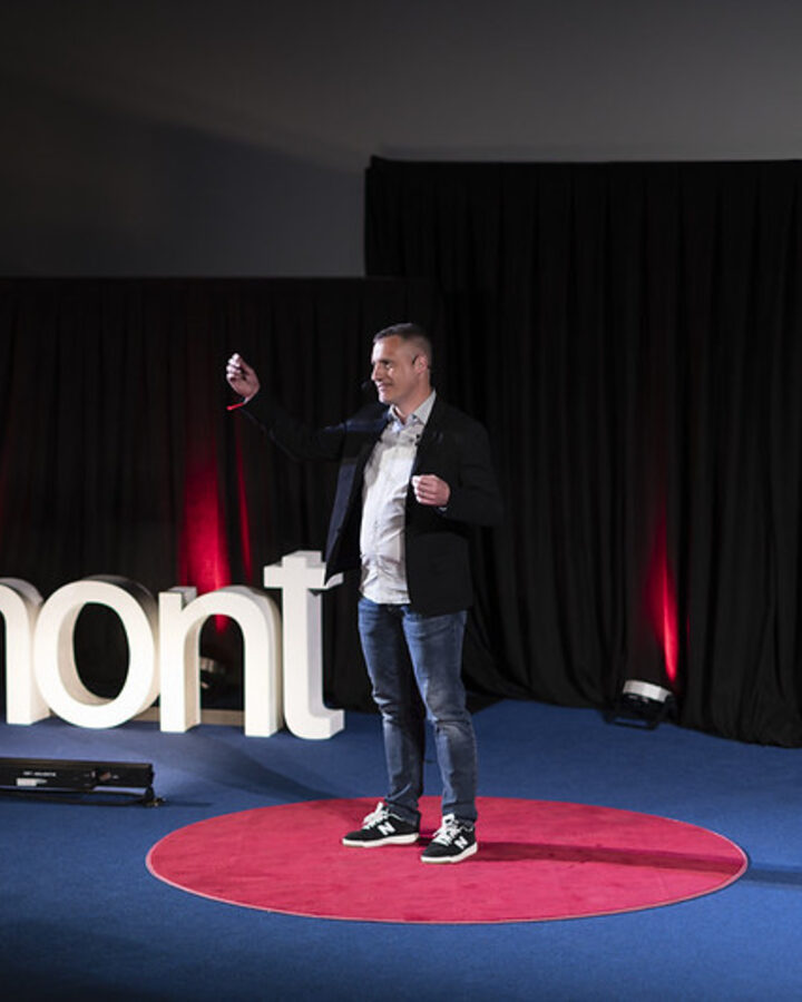 Stéphane Cuenat sur la scène du TEDxDelémont 2026